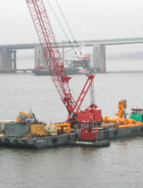 Brückenpfahlbohrungen auf einem Schwimmponton im Hudson River